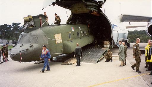 1999-09 Chinooks terug uit Albanie 2.jpg